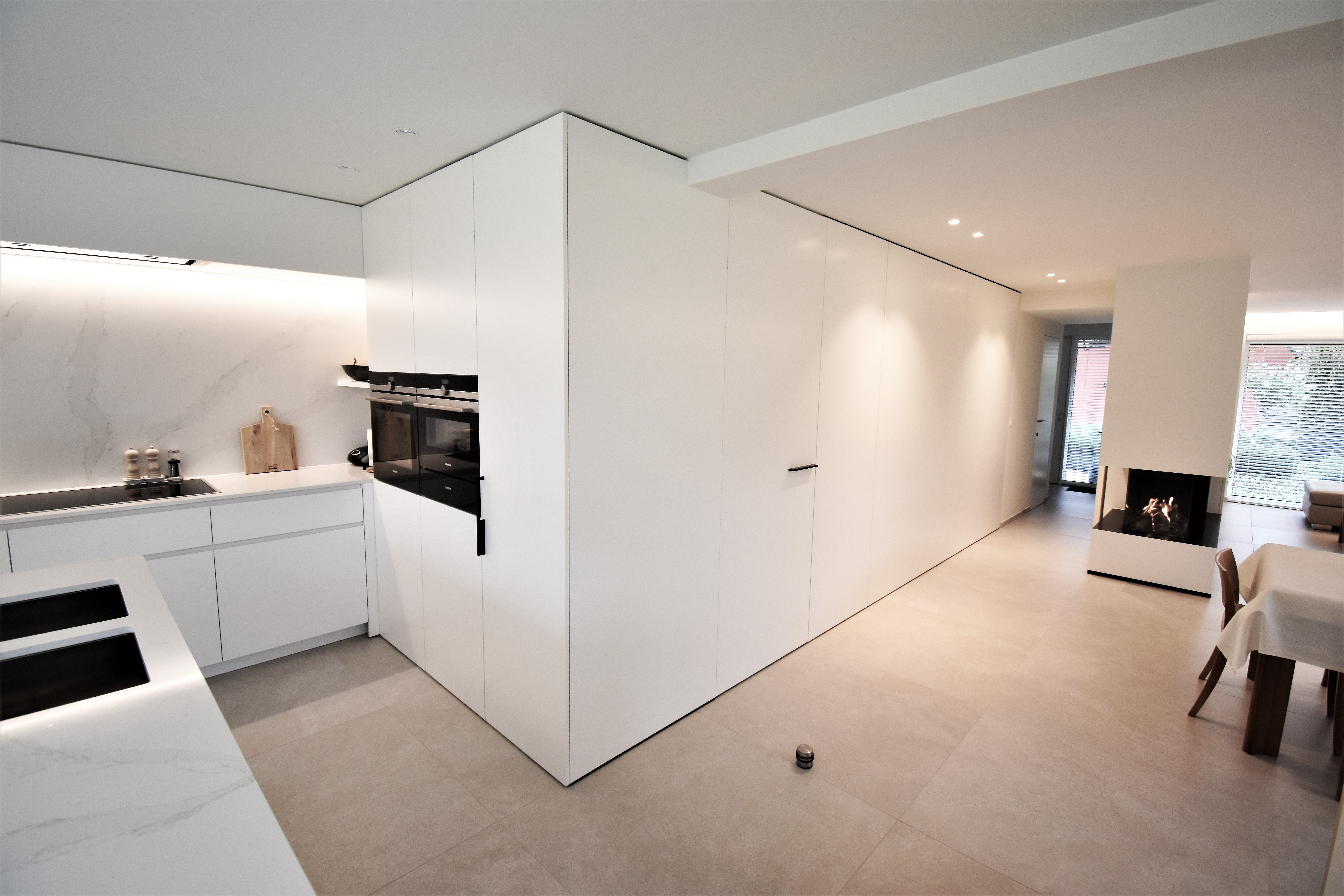 Keuken en woonkamer van een villa gerealiseerd door Zinder.
